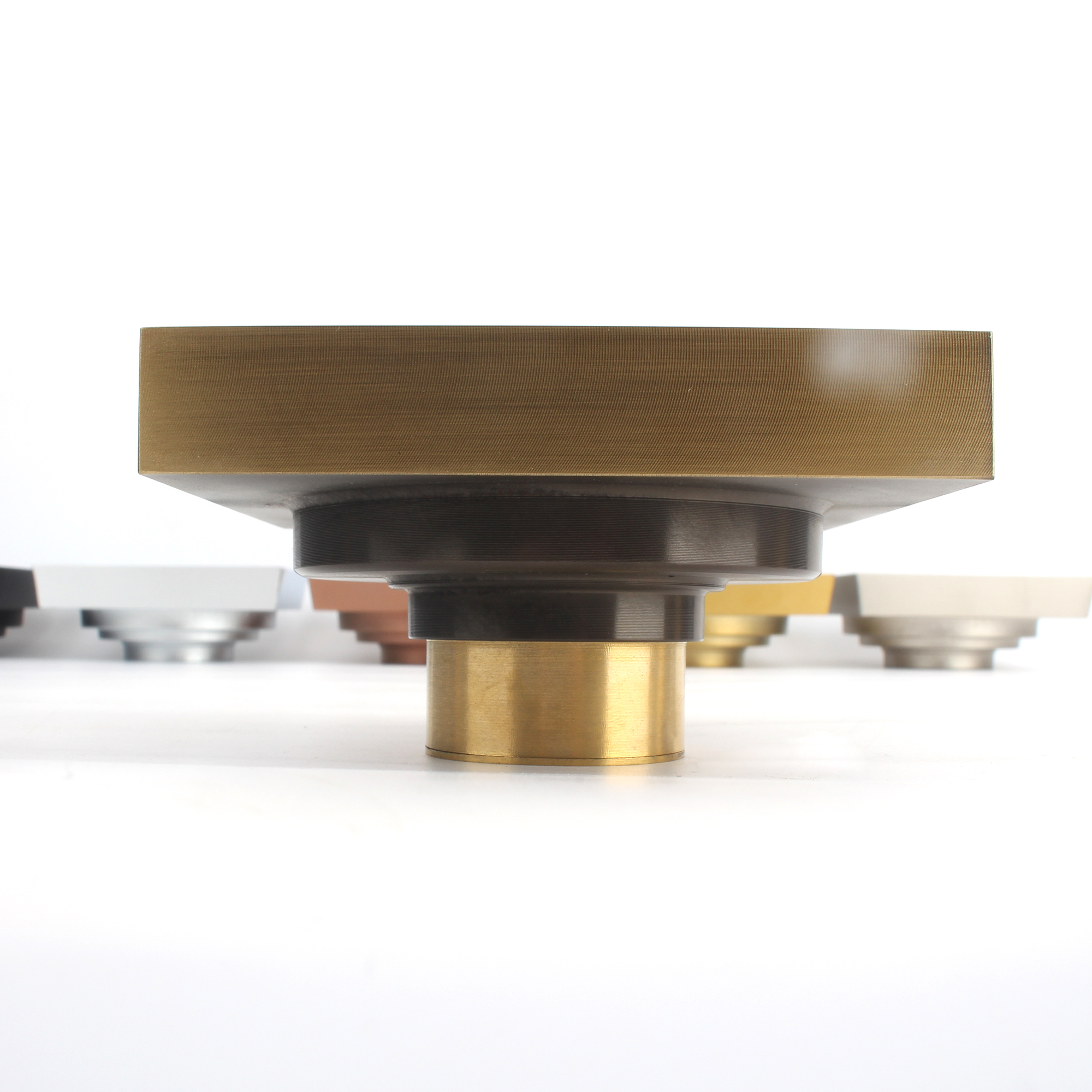 नवीनतम कंपनी के बारे में मामले जब पीतल सभी सफेद मिनिमलिज्म से मिलता है - कालातीत गोल्ड और व्हाइट हैक